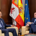 El presidente de la Junta de Castilla y León en funciones, Alfonso Fernández Mañueco, recibe al presidente del Colegio Nacional de Letrados de la Administración de Justicia, Ernesto Casado Rodríguez.