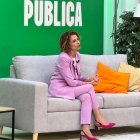 La secretaria general y candidata del PSOE-A a la Junta, María Jesús Montero, conversa con Carmen Amores en un encuentro en Rota (Cádiz).