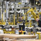 Trabajadores en la planta de Stellantis de Figueruelas