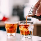 El contraste entre el café espresso y la tónica fría es la clave de una de las bebidas más virales del verano.
