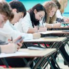 Estudiantes haciendo un exámen