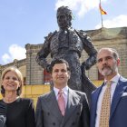 Morante de la Puebla, esta mañana, inaugurando la estatua homenaje a Rafael de Paula