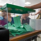 Urnas con las papeletas donde los andaluces ejercen su derecho al voto .