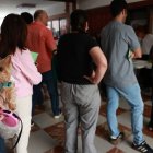 Imágenes de colas en las urnas en la jornada electoral en Sevilla,