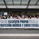 Varios médicos y facultativos, protestando contra el Ministerio de Sanidad en Madrid
