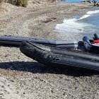 Un agente de la Guardia Civil remolca una de las embarcaciones intervenidas en las costas de Almería.

REMITIDA / HANDOUT por GUARDIA CIVIL
Fotografía remitida a medios de comunicación exclusivamente para ilustrar la noticia a la que hace referencia la imagen, y citando la procedencia de la imagen en la firma
10/1/2025