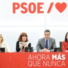 La presidenta del PSOE, Cristina Narbona, el presidente del Gobierno, Pedro Sánchez y la secretaria de Organización del PSOE, Rebeca Torró.