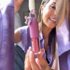 El Glow-on Gloss Fireworks de Mercadona incluye charms y un mini bolso holográfico para colgar al móvil o al bolso, uno de los detalles más comentados en redes