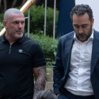 El líder de Desokupa, Daniel Esteve, junto a Víctor de Aldama.