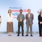 La Infanta Elena, los premiados junto al presidente de Mapfre, Antonio Huertas.