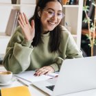 Imagen recurso mujer joven con ordenador portatil