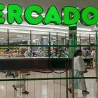 Muchos consumidores adelantan compras estacionales en Mercadona antes de la llegada del calor.