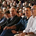 Pedro Sánchez y José Luis Rodríguez Zapatero en un acto de campaña en Málaga.