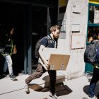 Agentes de la Policía Nacional salen de las oficinas de la empresa What The Fav, perteneciente a las hijas de Zapatero, a 19 de mayo de 2026, en Madrid (España). La UDEF ha registrado la oficina del expresidente, así como otras oficinas relacionadas con él, como la de la empresa de sus hijas, tras darse a conocer la decisión del juez de la Audiencia Nacional José Luis Calama que ha acordado investigar a Zapatero en el 'caso Plus Ultra' por presunto blanqueo de capitales.

Carlos Luján / Europa Press
19/5/2026