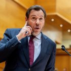 El ministro de Transportes y Movilidad Sostenible, Óscar Puente, interviene durante una sesión plenaria del Senado.