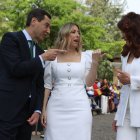 La presidenta de la Junta de Extremadura, María Guardiola, el presidente andaluz, Juanma Moreno, y la concejala de Budapest Kata Tütto ,en el Monasterio de San Jerónimo de Yuste.