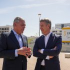 El presidente del PP, Alberto Núñez Feijóo, acompañado por el alcalde de Sevilla, José Luis Sanz.