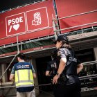 Agentes de la Policía Nacional en la sede nacional del PSOE en Ferraz, a 27 de mayo de 2026, en Madrid (España). Agentes de la Unidad Central Operativa (UCO) de la Guardia Civil han acudido a primera hora de este miércoles a la sede federal del PSOE. La actuación se enmarca en una investigación dirigida por el juez de la Audiencia Nacional Santiago Pedraz. La causa incluye una pieza separada, declarada secreta, sobre presuntos amaños de contratos públicos vinculados al expresidente de la SEPI Vicente Fernández, la exconcejal socialista Leire Díez y el empresario Antxon Alonso.

Diego Radamés / Europa Press
27/5/2026