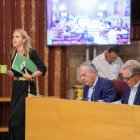 La concejal de Vox en Sevilla, Cristina Peláez; el  alcalde de Sevilla, José Luis Sanz; y el primer teniente de alcalde del Ayuntamiento de Sevilla, Juan Bueno, en un pleno.