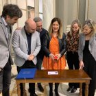 Leire Díez presenta el sello de Nino Bravo en el Ayuntamiento de Valencia