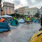 Docentes en huelga inician una acampada "indefinida" en la plaza de la Virgen de Valencia