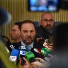 José Luis Ábalos atiende a los medios cuando era secretario de Organización del PSOE y ministro con Koldo García detrás.