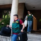 Agentes de la UCO de la Guardia Civil durante el registro del domicilio del exvicepresidente Gaspar Zarrías en Madrid.