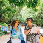 Jubilados que disfrutan de la vida viajando en grupo