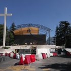 (Foto de ARCHIVO)
Montaje del escenario con motivo de la próxima visita apostólica del Papa León XIV en la plaza de Lima, a 3 de junio de 2026, en Madrid (España). Este acto demostrativo, desarrollado por la Policía Nacional en el Paseo de la Castellana, 136 (Plaza de Lima), sirve para mostrar el despliegue especial de drones, sistemas de neutralización e inhibición de aeronaves no tripuladas y el control del espacio helicóptero para blindar el cielo de la capital ante los eventos multitudinarios programados.

Eduardo Parra / Europa Press
03/6/2026