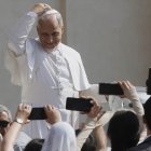 El Papa durante una bendición.