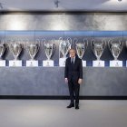 Florentino Pérez junto a las 15 copas de Europa