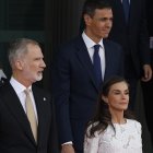 Los Reyes Felipe y Letizia y Pedro Sánchez, reciben al Papa en el Aeropuerto.