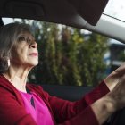 Una conductora de la tercera edad permanece atenta a la carretera