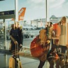 Pasajeros camino del embarque en el aeropuerto madrileño de Barajas. 
28/2/2017