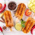 Sorbetes de fruta con chile en polvo y especias