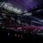 Cientos de personas durante un concierto del grupo Aventura en el Estadio Santiago Bernabéu.