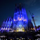 Iluminación de la Sagrada Familia tras la bendición de la Torre de Jesucristo por parte del Papa León XIV, a 10 de junio de 2026, en Barcelona.