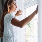 Ventilar en las horas de menor concentración de polen y mantener las ventanas cerradas en los momentos de mayor exposición puede ayudar a reducir los síntomas de alergia en casa.