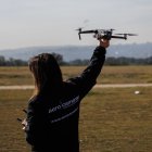 Una instructora con un dron en la mano durante la jornada de selección de pilotos e instructores de drones para el operador de drones Aerocamaras.