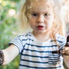 El contacto con tierra y microbios naturales podría influir en el sistema inmune infantil, según investiga un estudio científico en Finlandia
