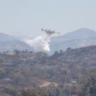Medios aéreos durante las labores de extinción del incendio forestal de Villanueva de los Castillejos (Huelva).