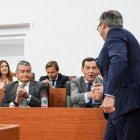 Juanma Moreno (PP-A) saluda a Manuel Gavira (Vox) durante el pleno de constitución del Parlamento.