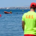 Un socorrista durante un dispositivo de vigilancia en una playa de Almería.