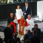 )El Papa bendice la Torre de Jesucristo junto a los Reyes Felipe VI y Letizia.