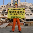 (Imagen de archivo de la protesta de Greenpeace junto al hotel ilegal del Algarrobico, en Carboneras, Almería.