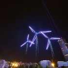 Los drones iluminan los molinos de Iberdrola en la noche española.