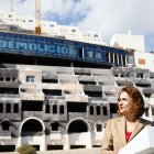 La secretaria general del PSOE andaluz y vicesecretaria general del PSOE nacional, María Jesús Montero,frente al hotel El Algarrobico en Carboneras, Almería.
