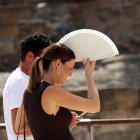 Viandantes soportan las altas temperaturas en Andalucía.
