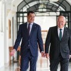 El presidente del Parlamento de Andalucía, Jesús Aguirre, junto al líder y candidato del PP-A a la reelección como presidente de la Junta, Juanma Moreno.