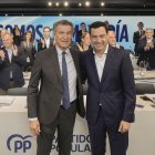 Alberto Núñez Feijoo con Juanma Moreno en la sede del PP.

REMITIDA / HANDOUT por PARTIDO POPULAR
Fotografía remitida a medios de comunicación exclusivamente para ilustrar la noticia a la que hace referencia la imagen, y citando la procedencia de la imagen en la firma
18/5/2026
